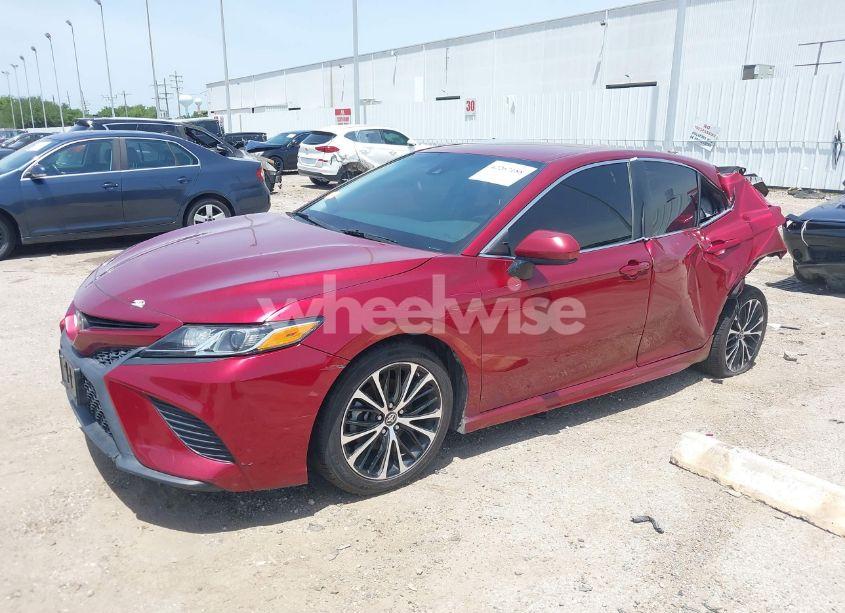 Photo 2 of 2018 Toyota Camry SE (VIN 4T1B11HKXJU525039)