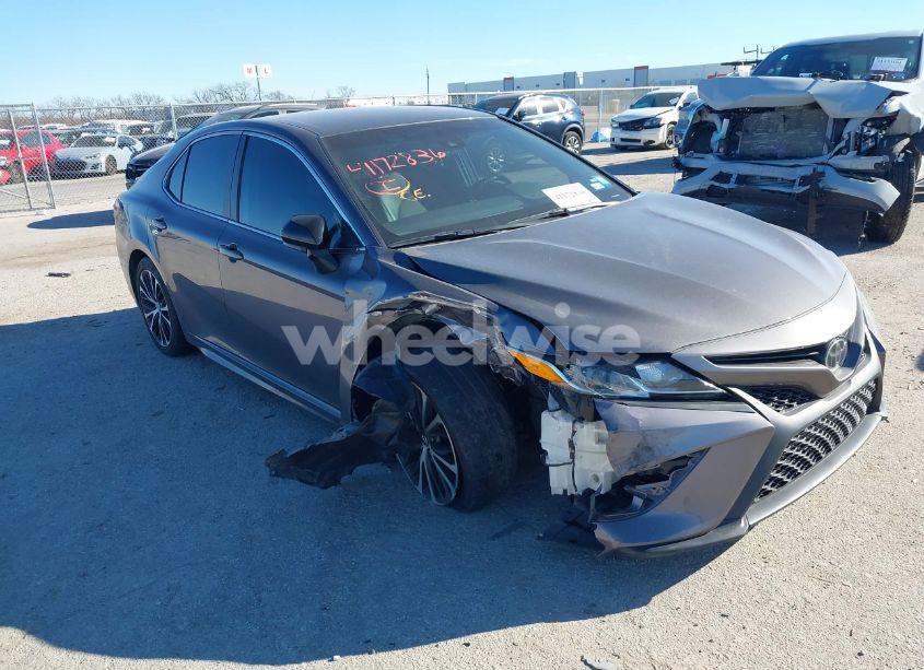 2018 Toyota Camry SE (VIN 4T1B11HKXJU541421) main photo