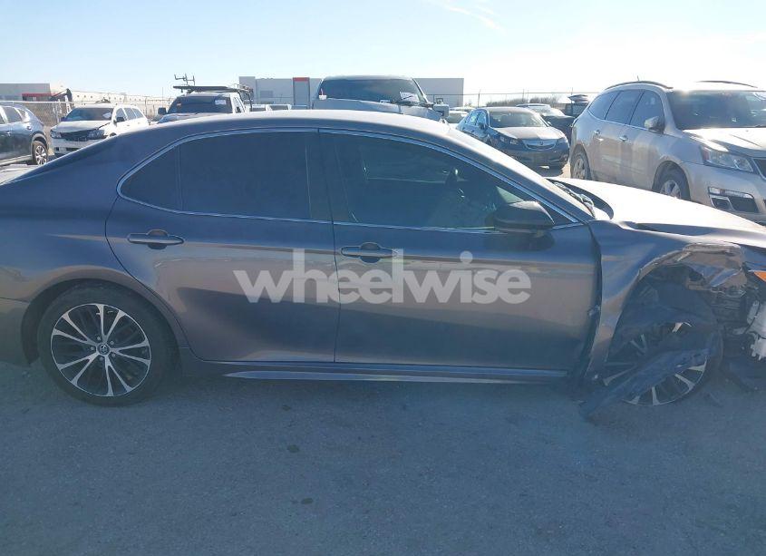 Photo 13 of 2018 Toyota Camry SE (VIN 4T1B11HKXJU541421)