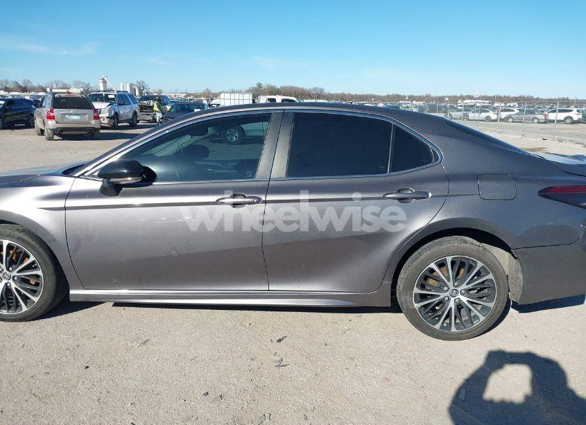 Photo 14 of 2018 Toyota Camry SE (VIN 4T1B11HKXJU541421)