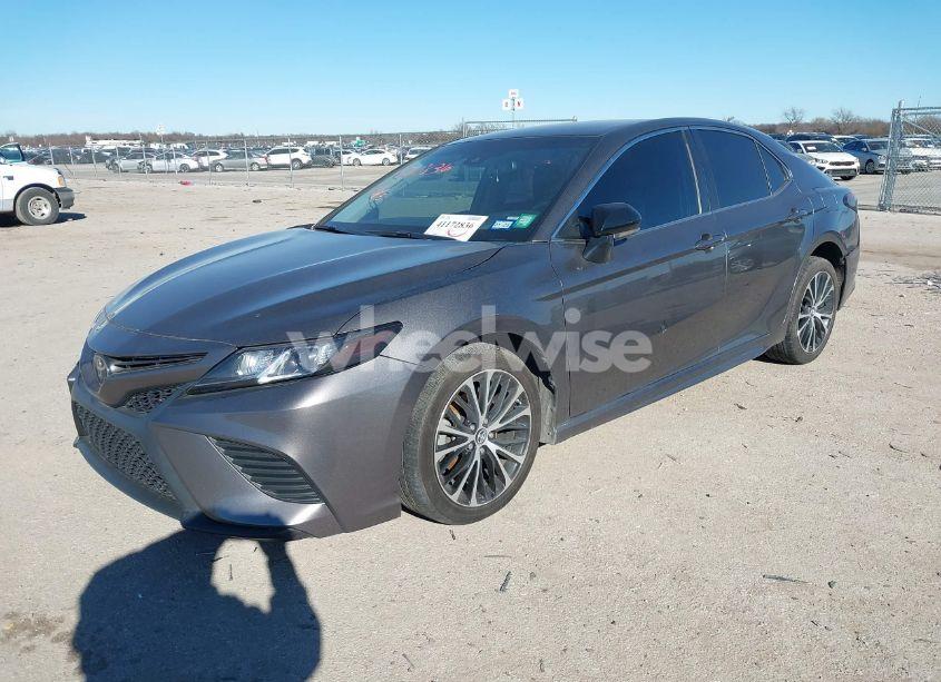 Photo 2 of 2018 Toyota Camry SE (VIN 4T1B11HKXJU541421)