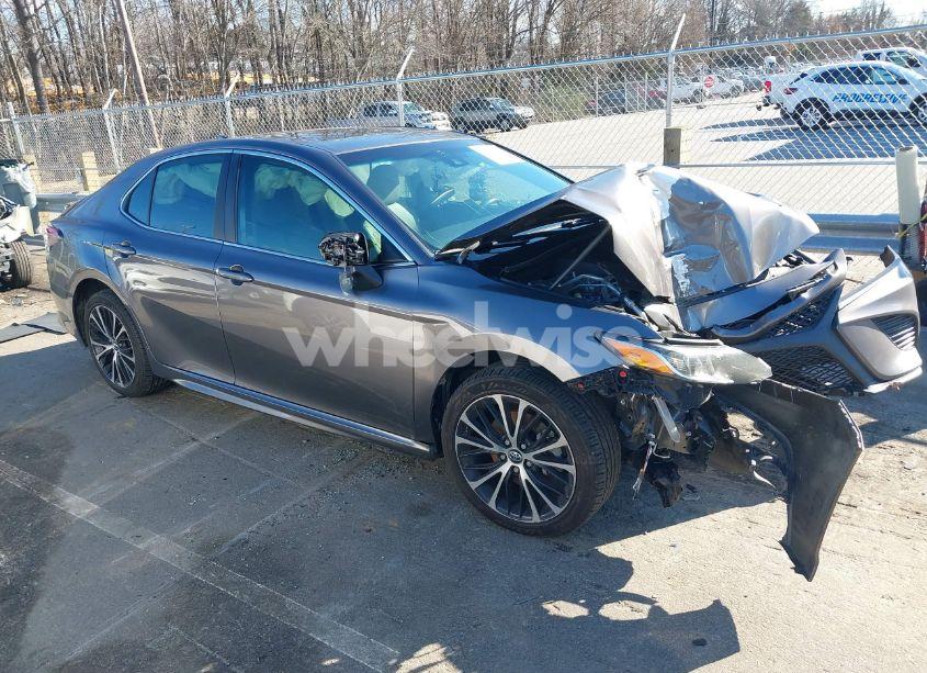 2018 Toyota Camry SE (VIN 4T1B11HKXJU546716) main photo
