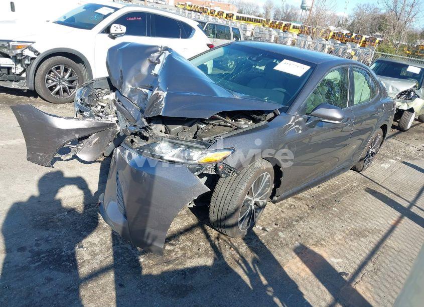 Photo 2 of 2018 Toyota Camry SE (VIN 4T1B11HKXJU546716)