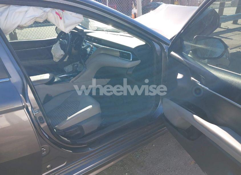 Photo 5 of 2018 Toyota Camry SE (VIN 4T1B11HKXJU546716)