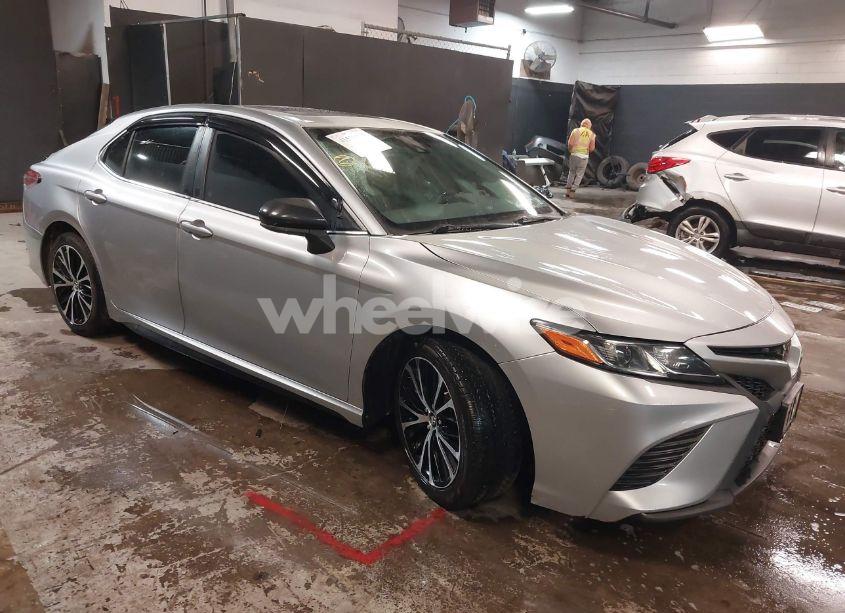2018 Toyota Camry SE (VIN 4T1B11HKXJU549888) main photo