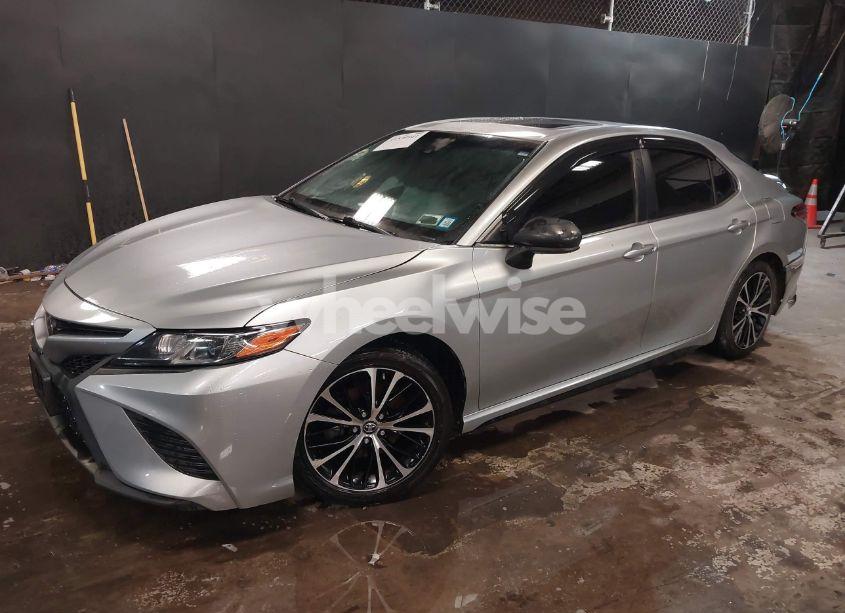 Photo 2 of 2018 Toyota Camry SE (VIN 4T1B11HKXJU549888)