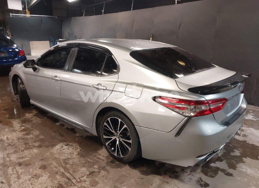 Photo 3 of 2018 Toyota Camry SE (VIN 4T1B11HKXJU549888)