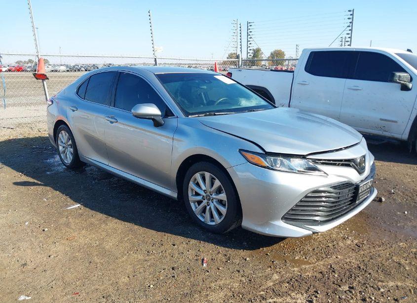 2018 Toyota Camry LE (VIN 4T1B11HKXJU550815) main photo