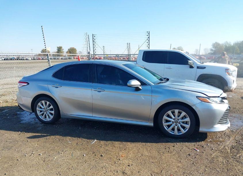 Photo 13 of 2018 Toyota Camry LE (VIN 4T1B11HKXJU550815)