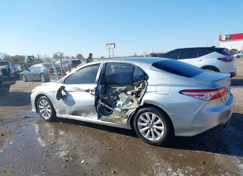 Photo 14 of 2018 Toyota Camry LE (VIN 4T1B11HKXJU550815)