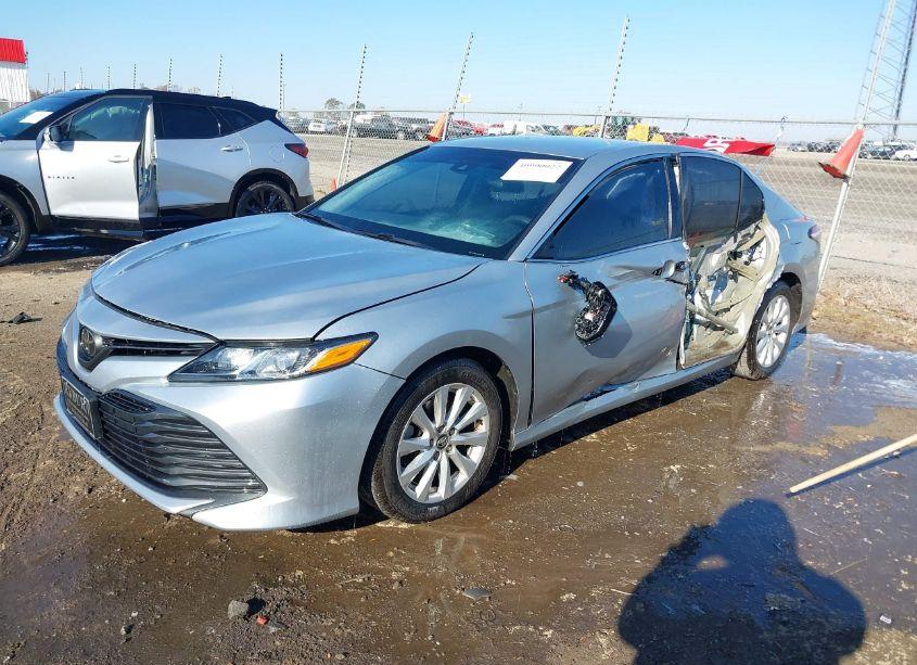 Photo 2 of 2018 Toyota Camry LE (VIN 4T1B11HKXJU550815)