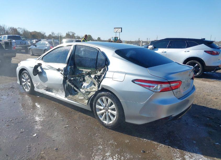 Photo 3 of 2018 Toyota Camry LE (VIN 4T1B11HKXJU550815)