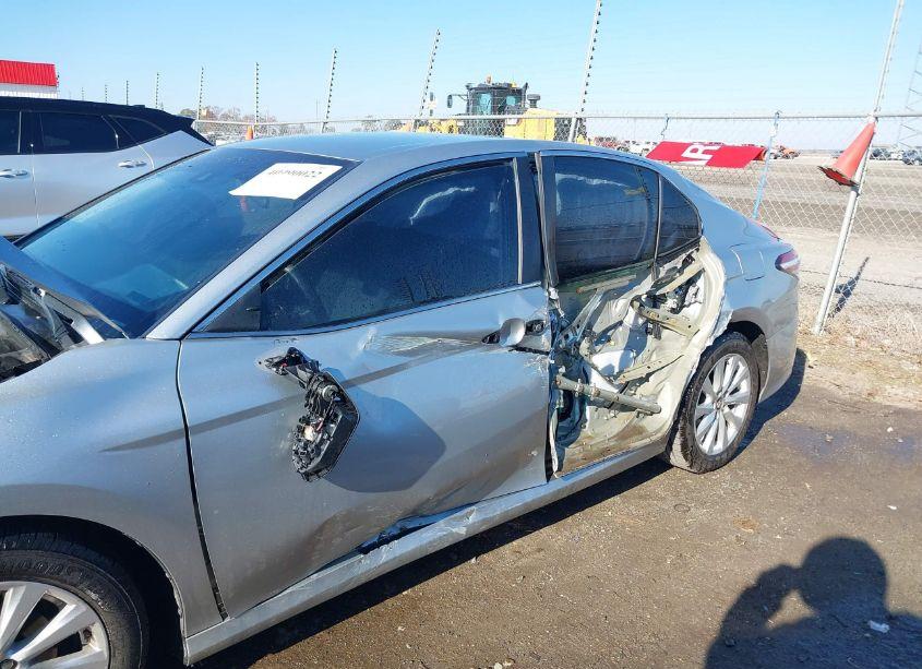 Photo 6 of 2018 Toyota Camry LE (VIN 4T1B11HKXJU550815)