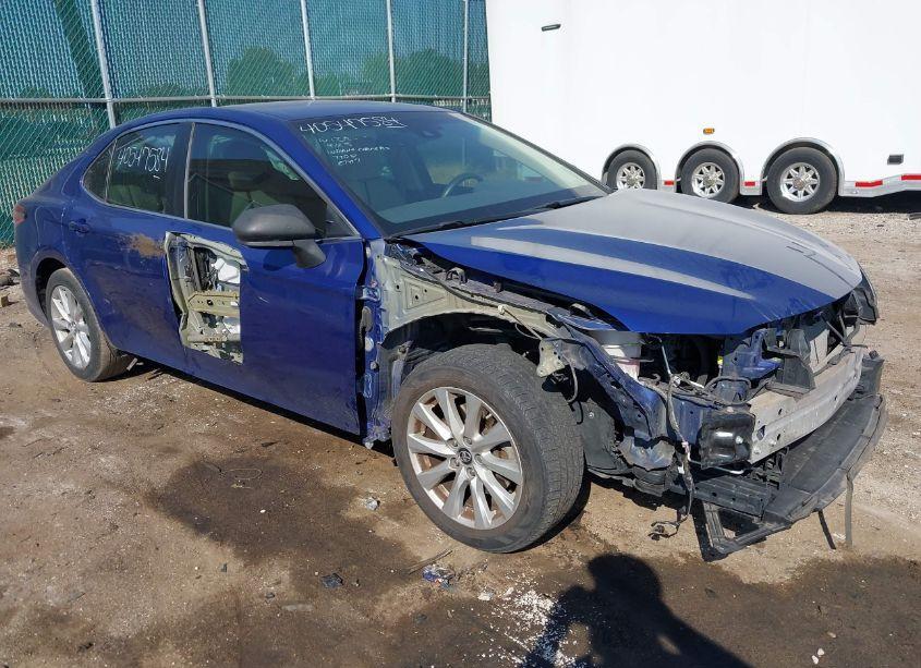 2018 Toyota Camry LE (VIN 4T1B11HKXJU552578) main photo