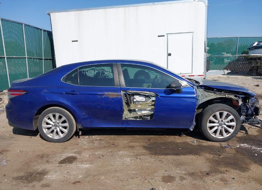 Photo 13 of 2018 Toyota Camry LE (VIN 4T1B11HKXJU552578)