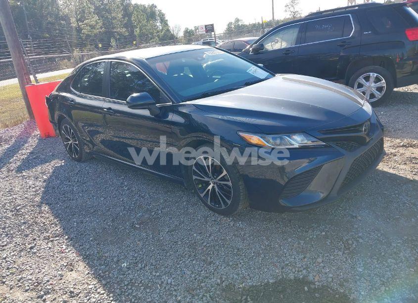 2018 Toyota Camry SE (VIN 4T1B11HKXJU567260) main photo