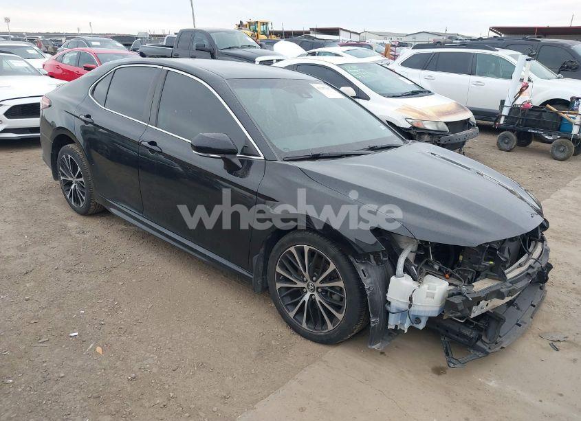 2018 Toyota Camry SE (VIN 4T1B11HKXJU575035) main photo