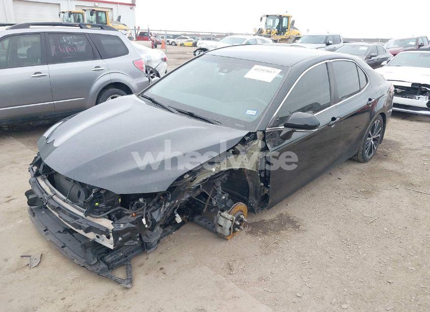 Photo 2 of 2018 Toyota Camry SE (VIN 4T1B11HKXJU575035)