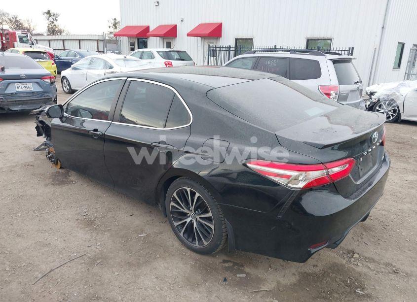 Photo 3 of 2018 Toyota Camry SE (VIN 4T1B11HKXJU575035)