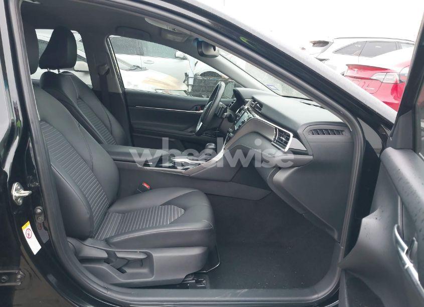 Photo 5 of 2018 Toyota Camry SE (VIN 4T1B11HKXJU575035)