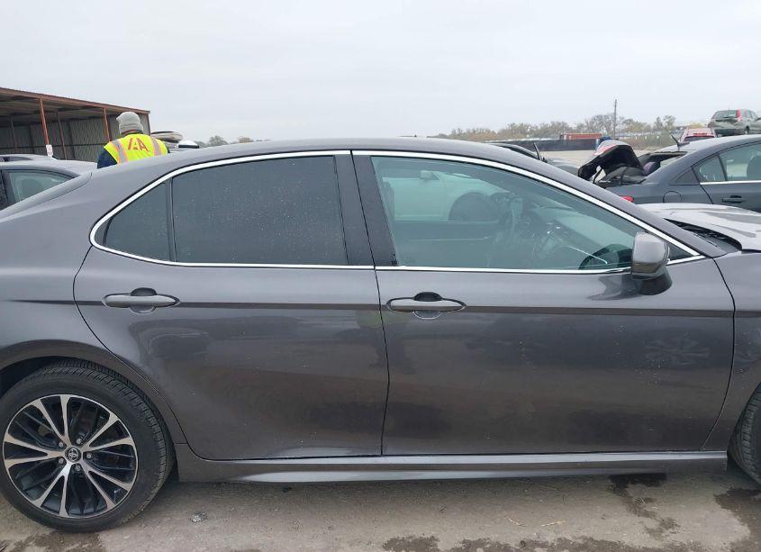 Photo 13 of 2018 Toyota Camry SE (VIN 4T1B11HKXJU582535)