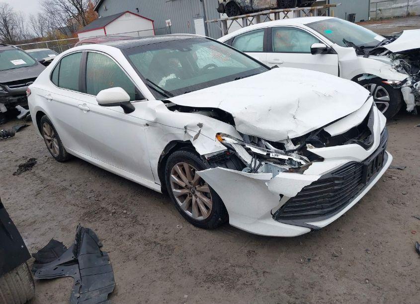 2018 Toyota Camry LE (VIN 4T1B11HKXJU584348) main photo