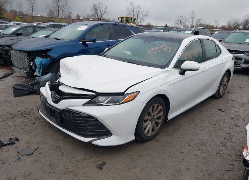 Photo 2 of 2018 Toyota Camry LE (VIN 4T1B11HKXJU584348)