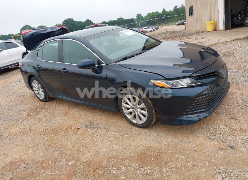 2018 Toyota Camry LE (VIN 4T1B11HKXJU600659) main photo