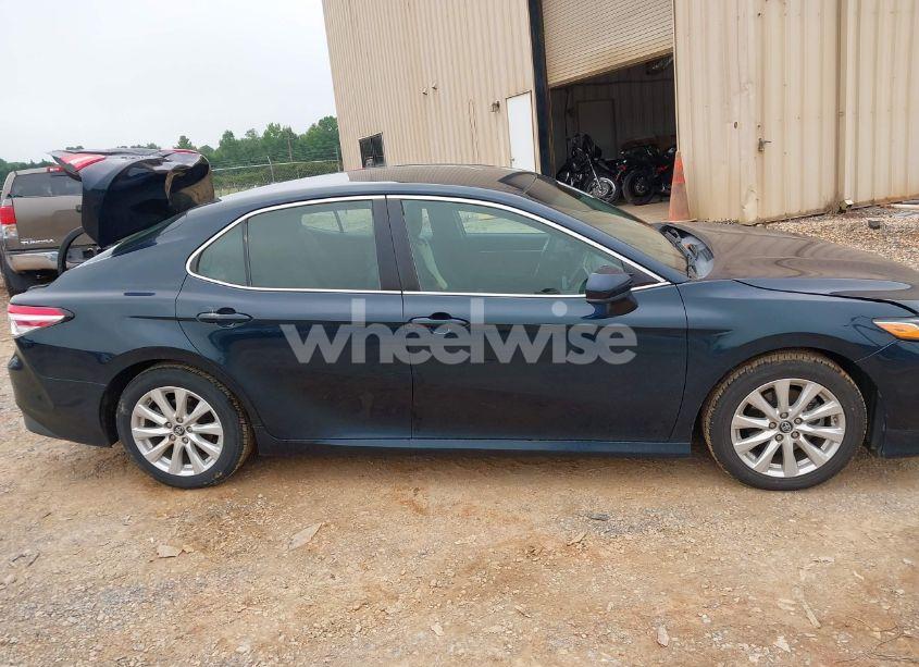 Photo 13 of 2018 Toyota Camry LE (VIN 4T1B11HKXJU600659)