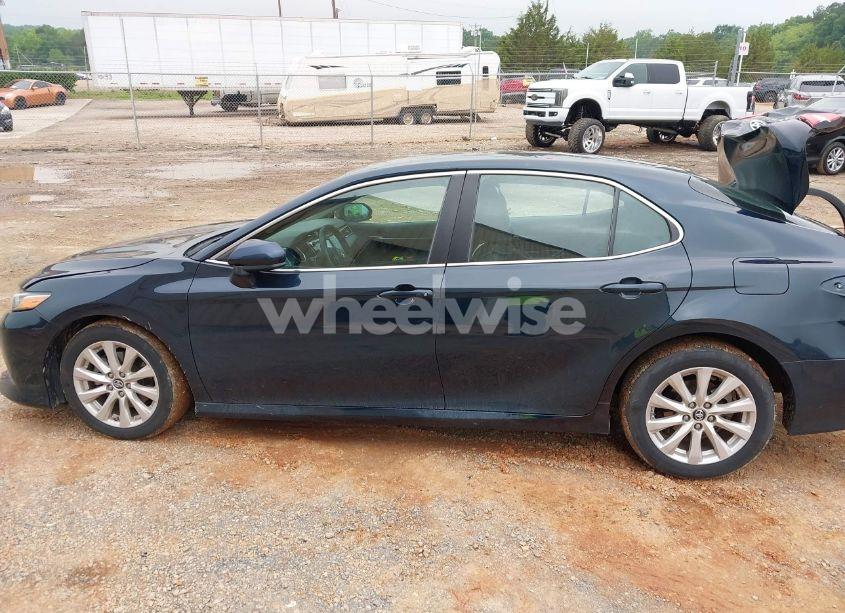 Photo 14 of 2018 Toyota Camry LE (VIN 4T1B11HKXJU600659)