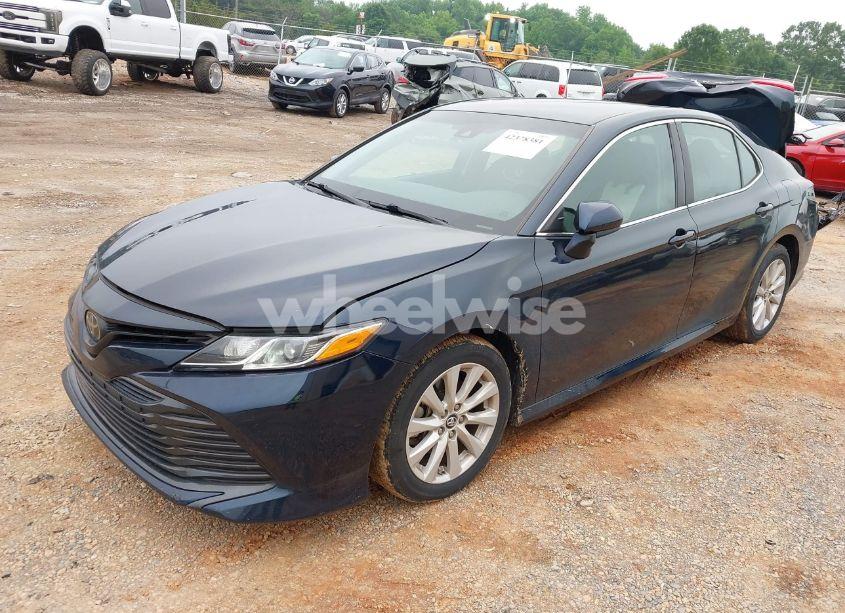 Photo 2 of 2018 Toyota Camry LE (VIN 4T1B11HKXJU600659)