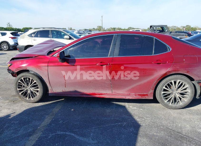 Photo 15 of 2018 Toyota Camry SE (VIN 4T1B11HKXJU625187)