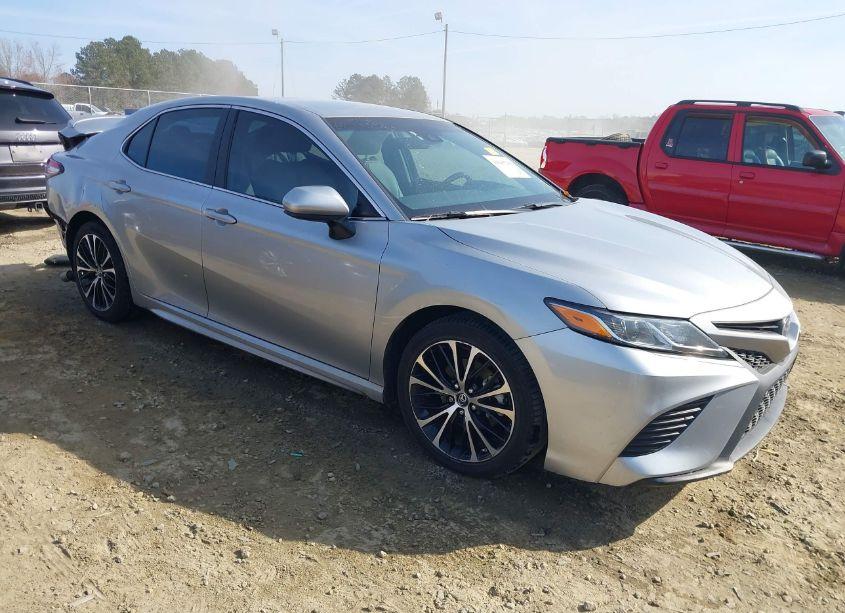 2018 Toyota Camry SE (VIN 4T1B11HKXJU632138) main photo