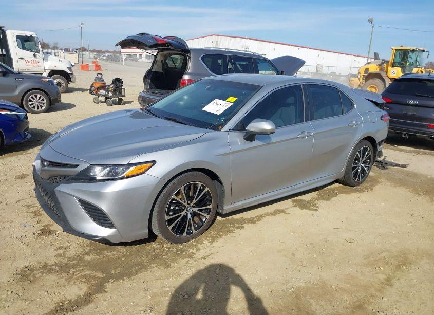 Photo 2 of 2018 Toyota Camry SE (VIN 4T1B11HKXJU632138)