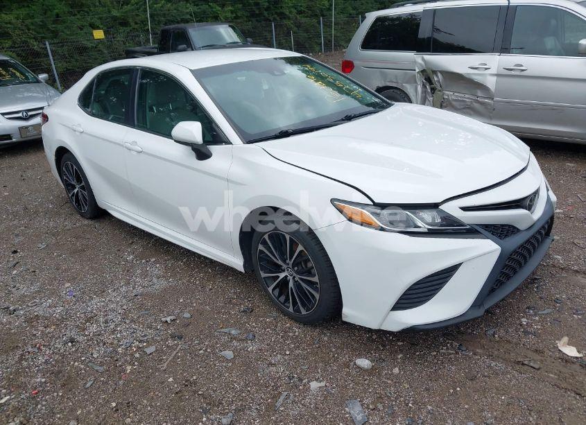 2018 Toyota Camry SE (VIN 4T1B11HKXJU649067) main photo