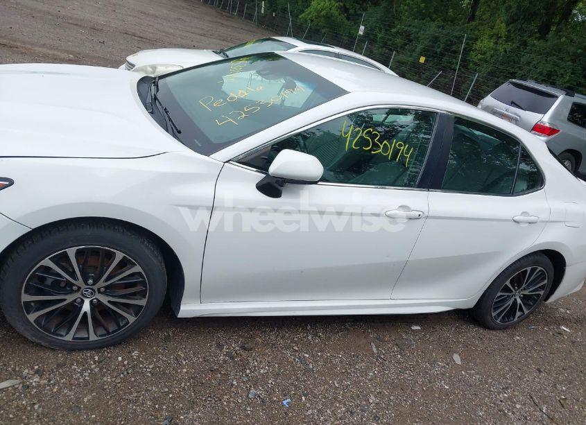 Photo 14 of 2018 Toyota Camry SE (VIN 4T1B11HKXJU649067)