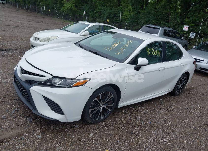 Photo 2 of 2018 Toyota Camry SE (VIN 4T1B11HKXJU649067)