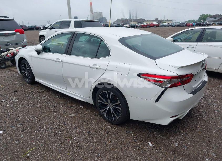 Photo 3 of 2018 Toyota Camry SE (VIN 4T1B11HKXJU649067)