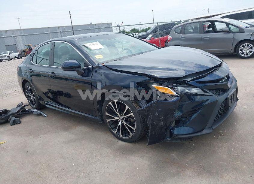 2018 Toyota Camry SE (VIN 4T1B11HKXJU650042) main photo