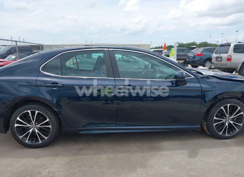 Photo 14 of 2018 Toyota Camry SE (VIN 4T1B11HKXJU650042)