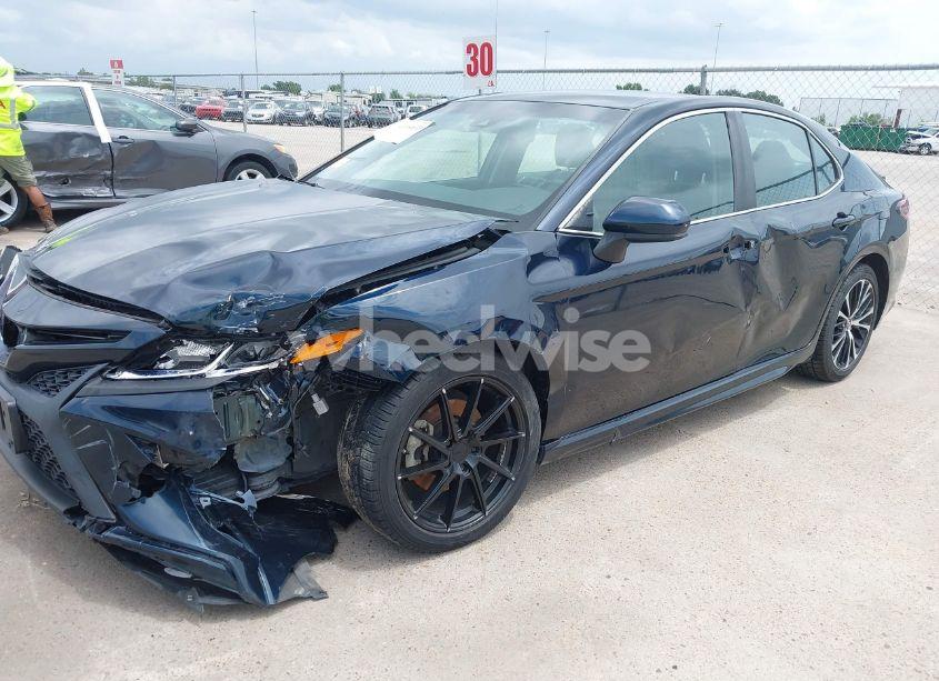 Photo 2 of 2018 Toyota Camry SE (VIN 4T1B11HKXJU650042)