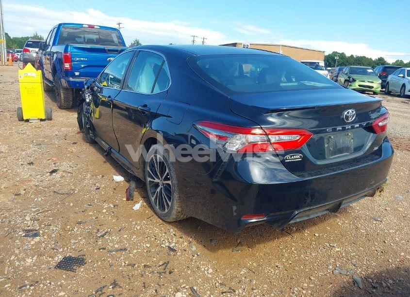 Photo 3 of 2018 Toyota Camry SE (VIN 4T1B11HKXJU652275)