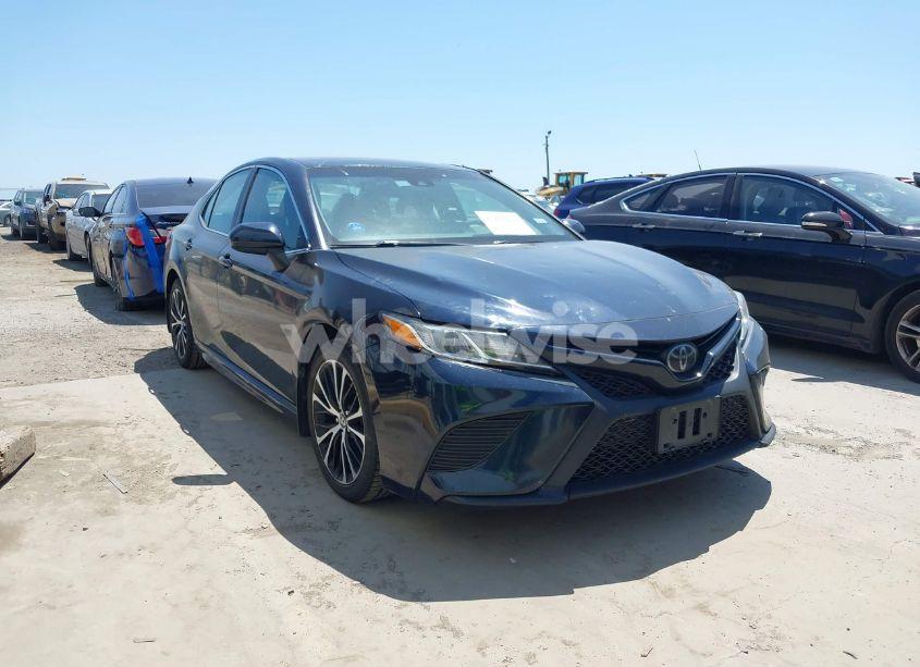2018 Toyota Camry SE (VIN 4T1B11HKXJU663440) main photo