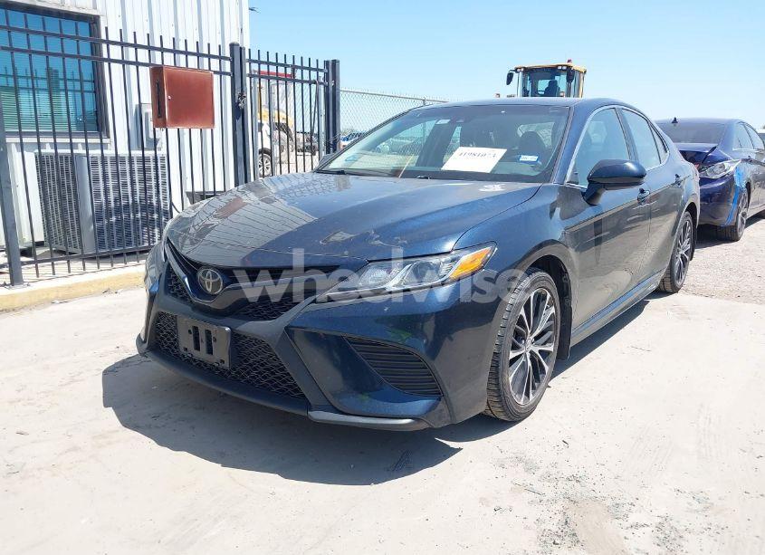 Photo 2 of 2018 Toyota Camry SE (VIN 4T1B11HKXJU663440)