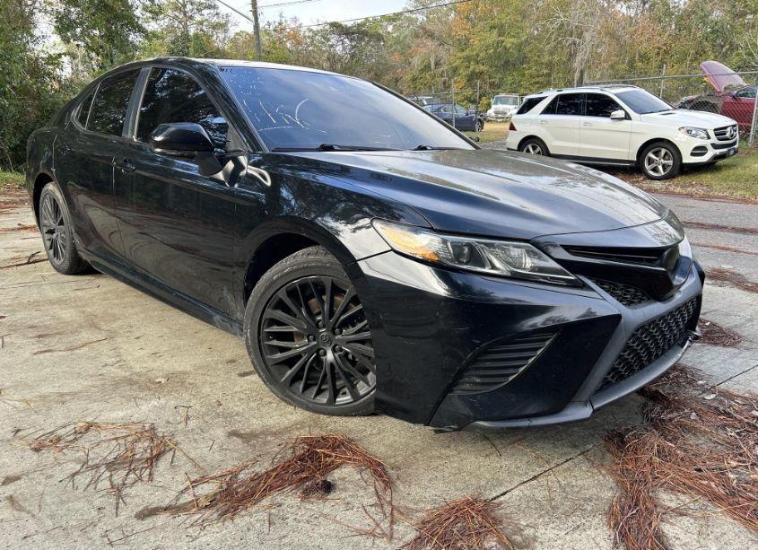 2018 Toyota Camry SE (VIN 4T1B11HKXJU665009) main photo