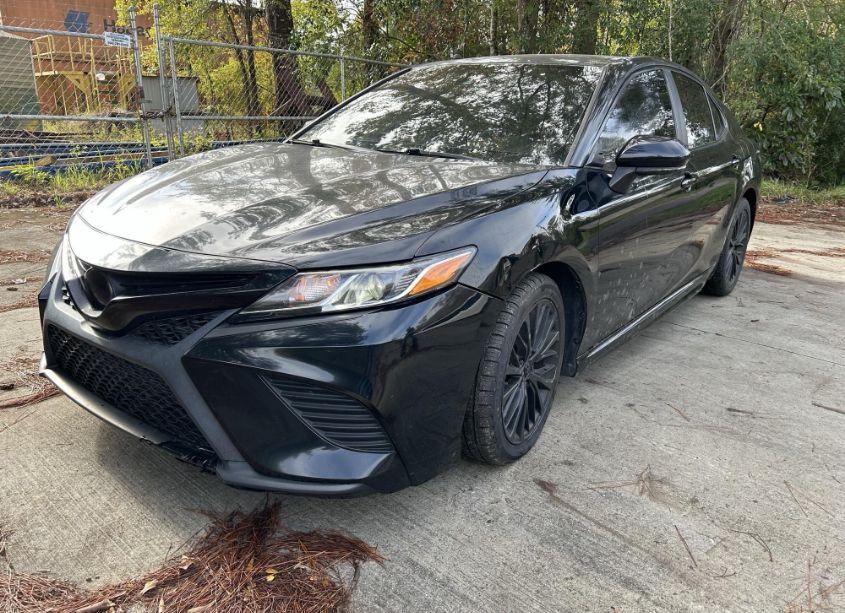 Photo 2 of 2018 Toyota Camry SE (VIN 4T1B11HKXJU665009)