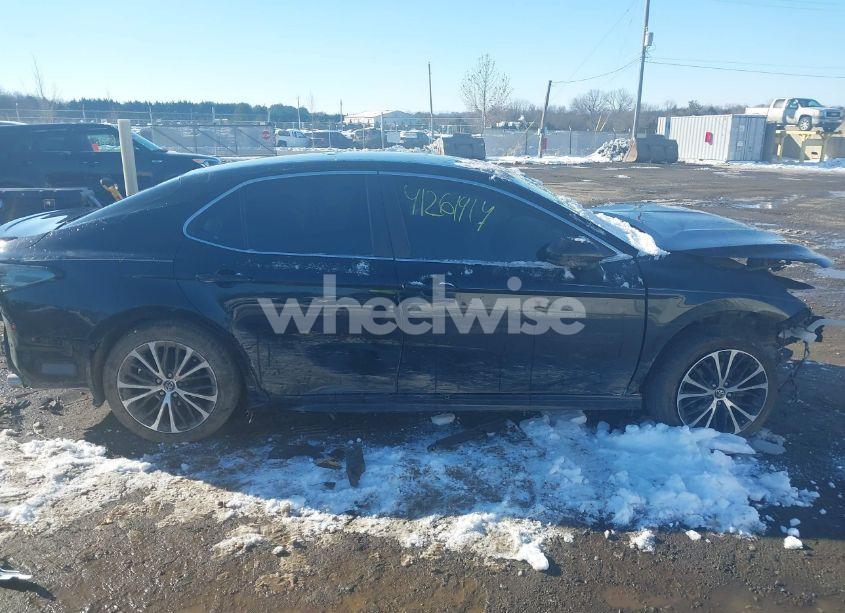 Photo 13 of 2018 Toyota Camry SE (VIN 4T1B11HKXJU676219)