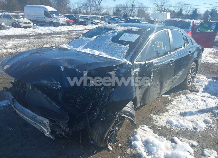 Photo 2 of 2018 Toyota Camry SE (VIN 4T1B11HKXJU676219)