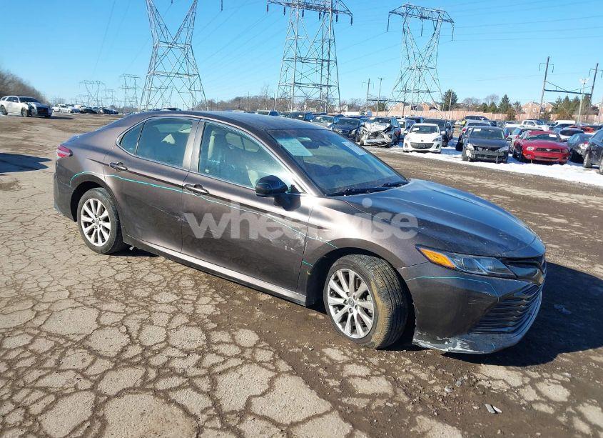 2018 Toyota Camry LE (VIN 4T1B11HKXJU677564) main photo