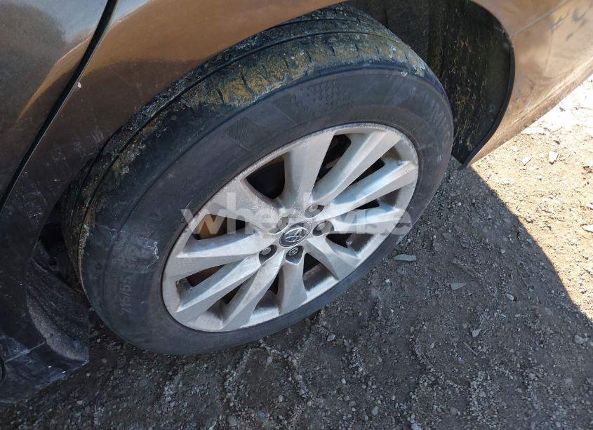 Photo 12 of 2018 Toyota Camry LE (VIN 4T1B11HKXJU677564)